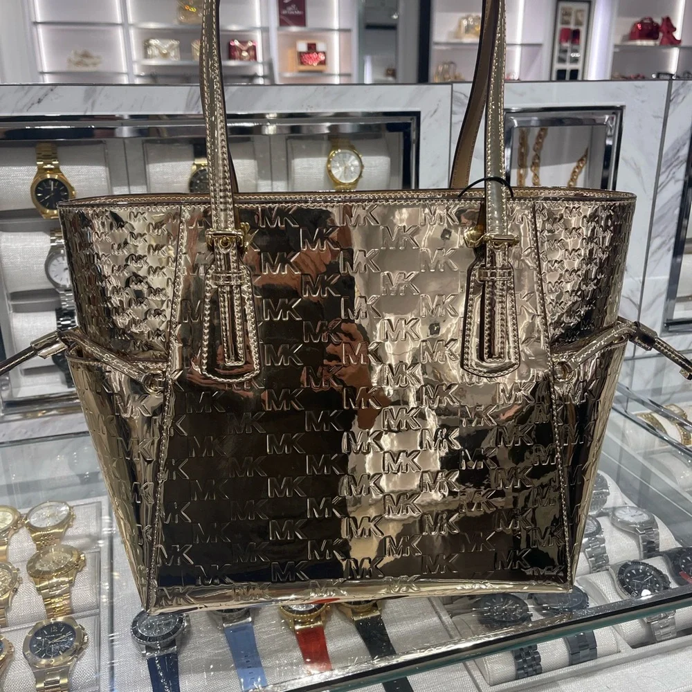 MICHAEL KORS Voyager Large Metallic Logo Debossed EW Shoulder Tote Bag
Pale Gold - Picture 16 of 16